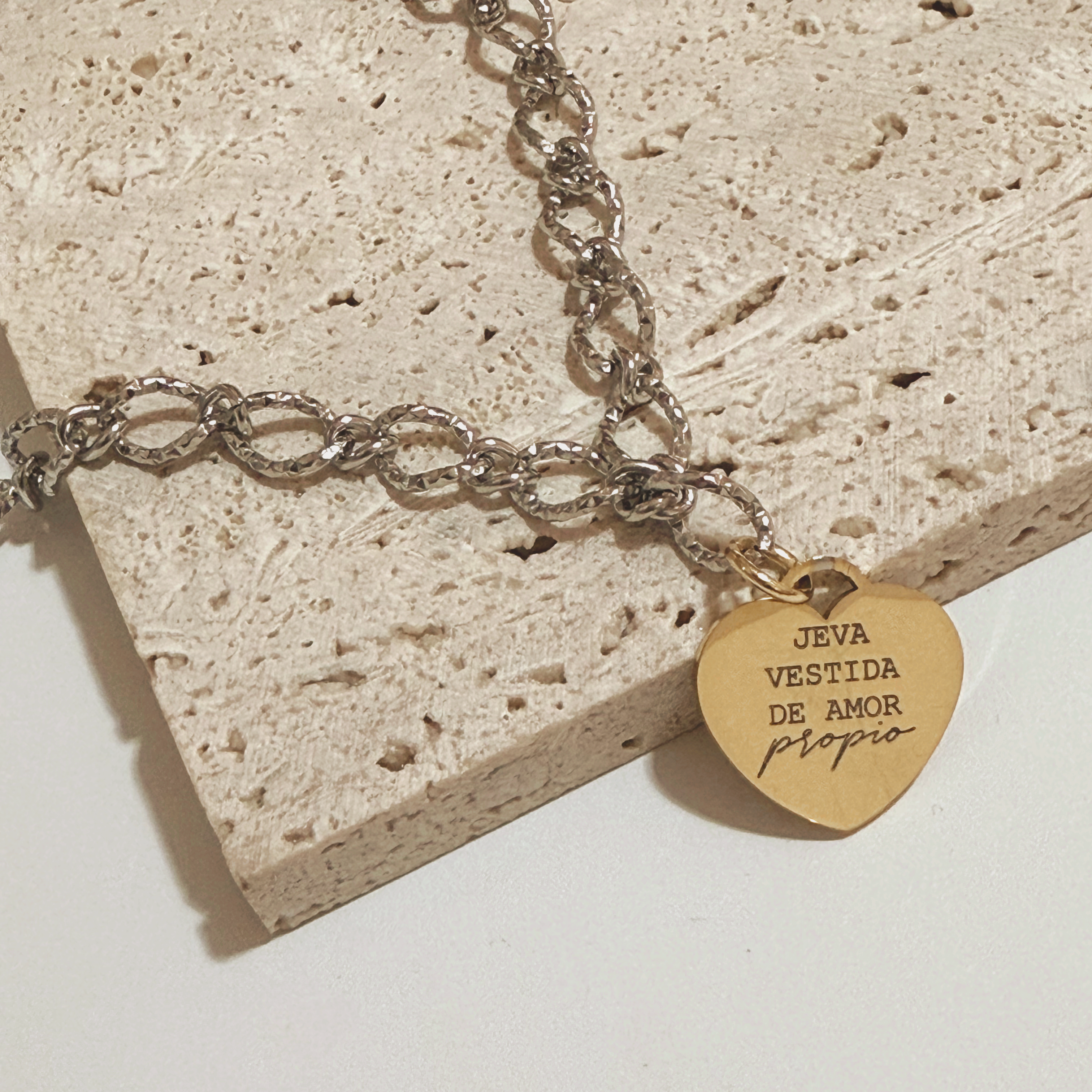 Jeva vestida de AMOR propio